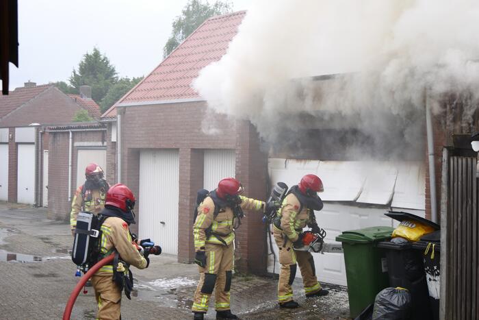 Uitslaande brand in garage