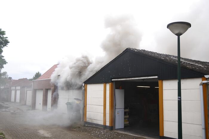 Uitslaande brand in garage