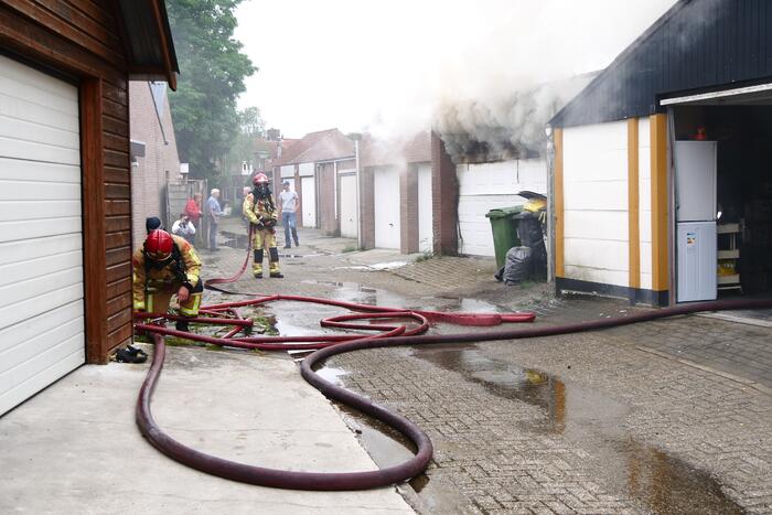 Uitslaande brand in garage