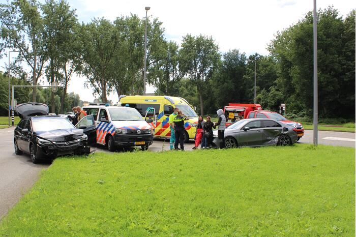 Twee auto's botsen op kruising