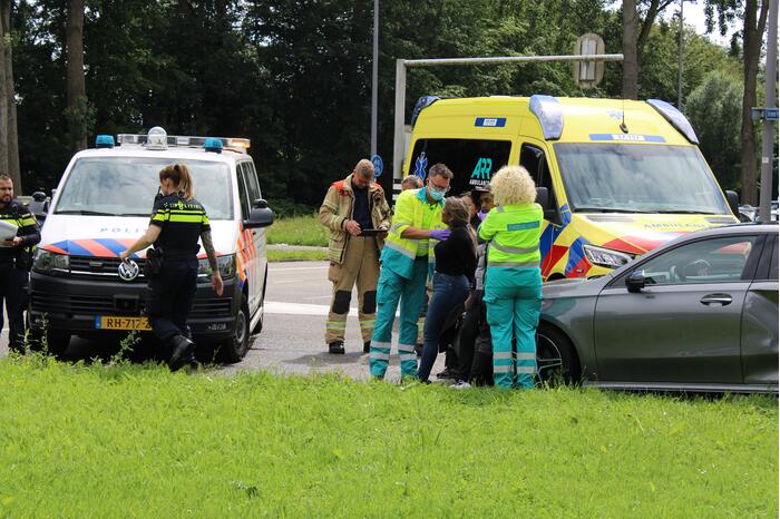 Twee auto's botsen op kruising