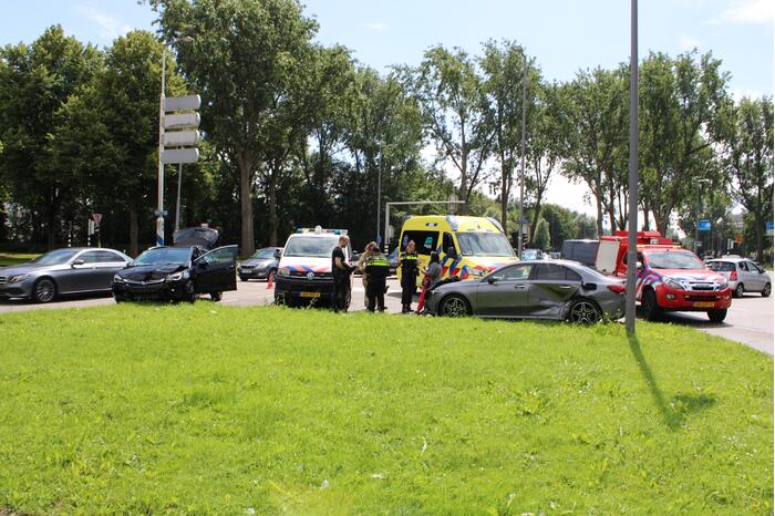 Twee auto's botsen op kruising
