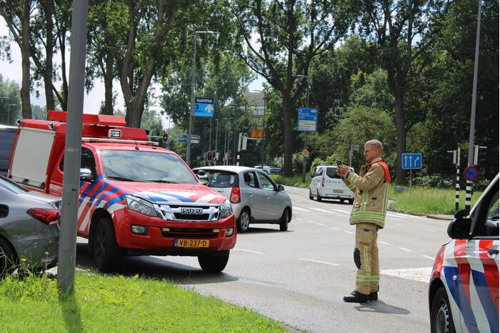 Twee auto's botsen op kruising
