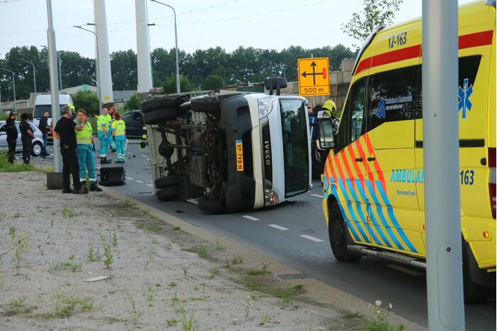 Autotransporter verliest auto en belandt op z'n kant na ongeval