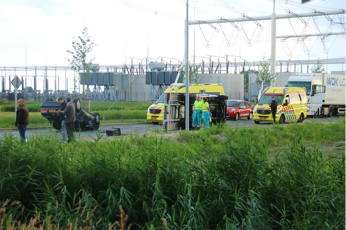 Autotransporter verliest auto en belandt op z'n kant na ongeval