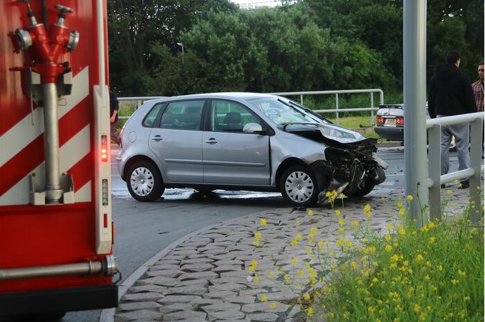 Autotransporter verliest auto en belandt op z'n kant na ongeval