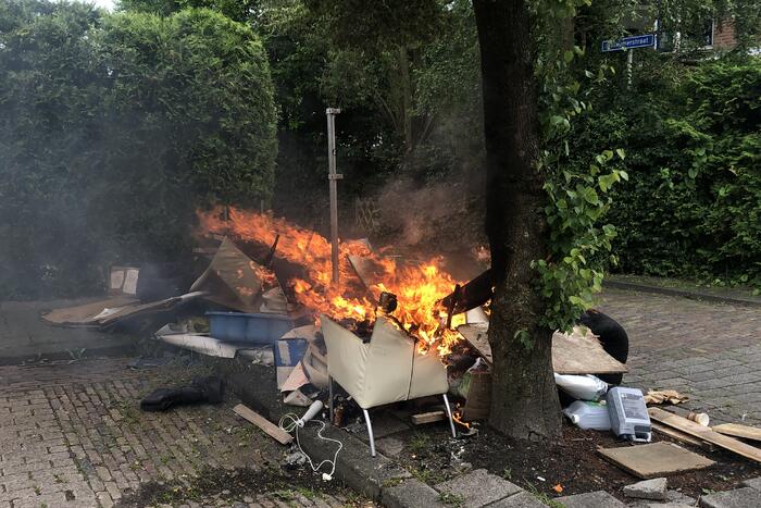 Flinke brand in berg grofvuil