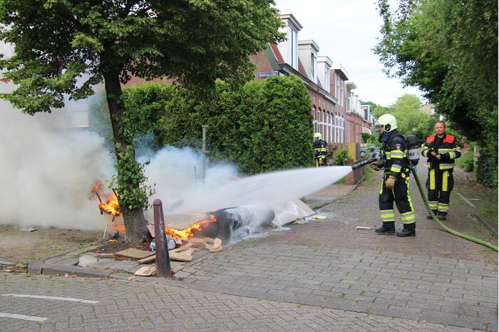 Flinke brand in berg grofvuil