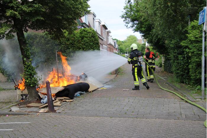 Flinke brand in berg grofvuil
