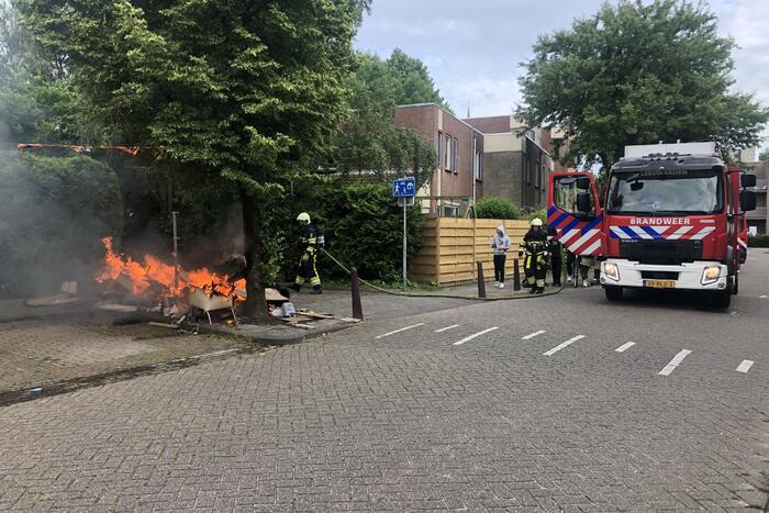 Flinke brand in berg grofvuil