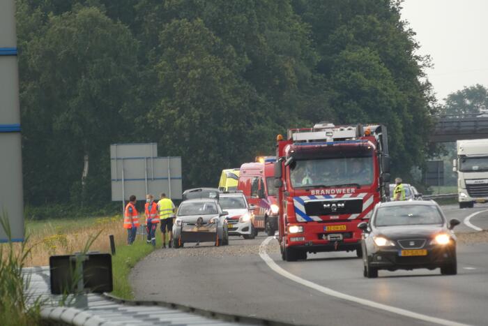 Snelweg afgesloten nadat aanhanger inhoud verliest door ongeval