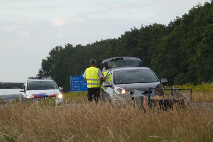 Snelweg afgesloten nadat aanhanger inhoud verliest door ongeval