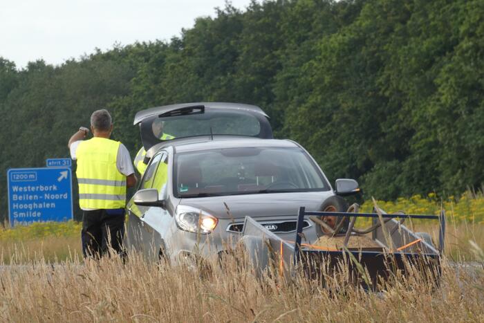 Snelweg afgesloten nadat aanhanger inhoud verliest door ongeval