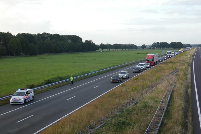 Snelweg afgesloten nadat aanhanger inhoud verliest door ongeval