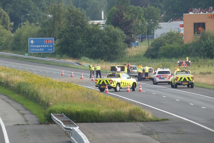 Snelweg afgesloten nadat aanhanger inhoud verliest door ongeval