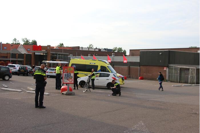 Fietser gewond na ongeval met auto op parkeerplaats
