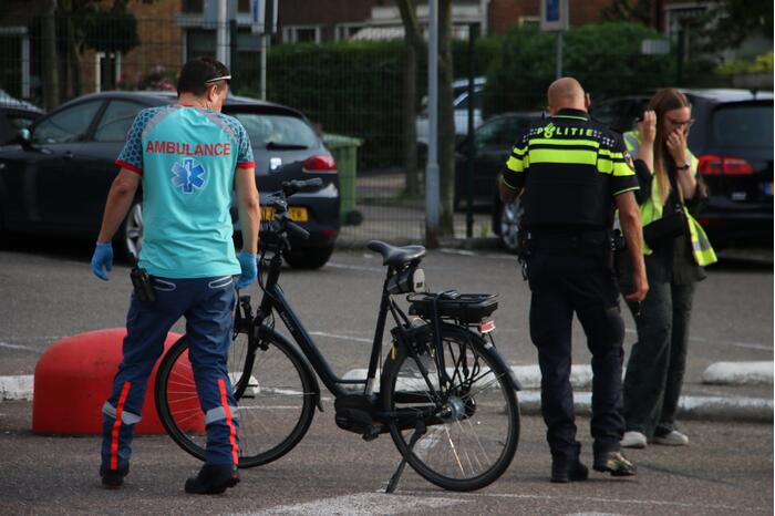 Fietser gewond na ongeval met auto op parkeerplaats