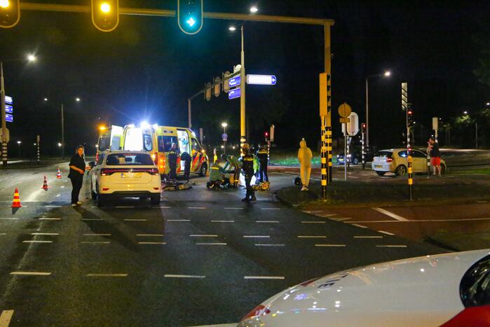 Snorfietser gewond door ongeval met personenauto