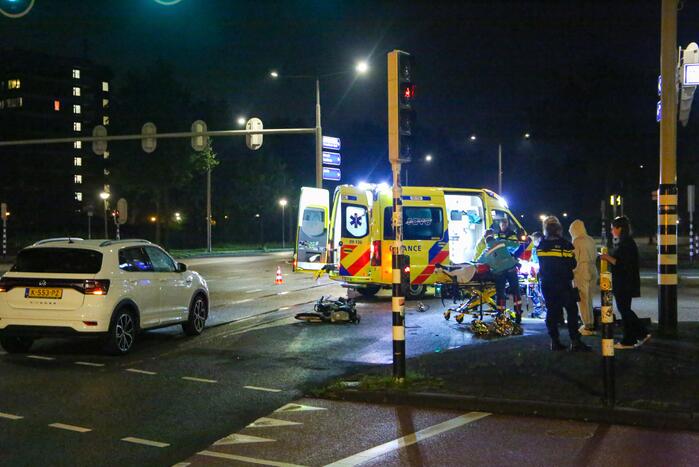 Snorfietser gewond door ongeval met personenauto