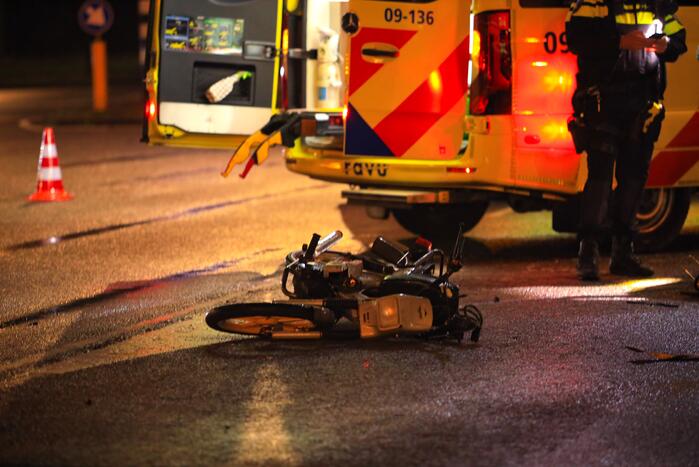 Snorfietser gewond door ongeval met personenauto