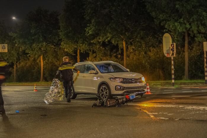 Snorfietser gewond door ongeval met personenauto