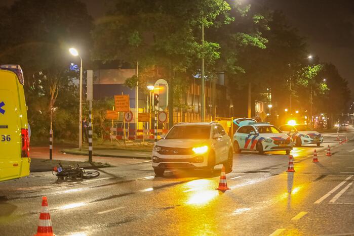 Snorfietser gewond door ongeval met personenauto