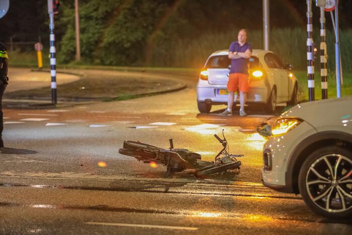 Snorfietser gewond door ongeval met personenauto