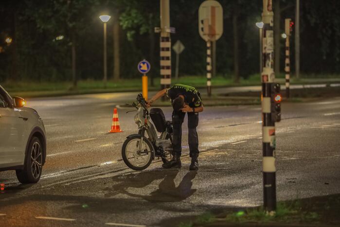 Snorfietser gewond door ongeval met personenauto