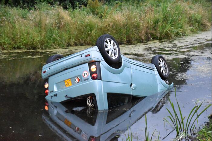 Bestuurder invalidevoertuig haalt nat pak bij te water raken