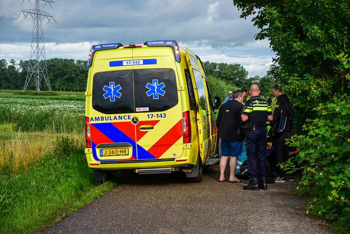 Brommerrijdster gaat met brommer hard onderuit