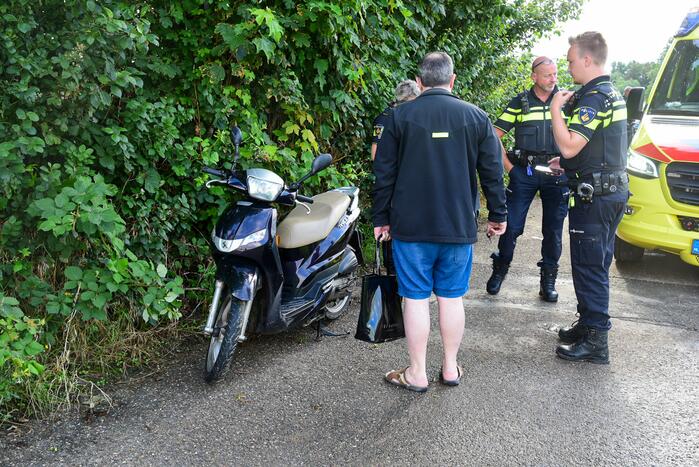 Brommerrijdster gaat met brommer hard onderuit