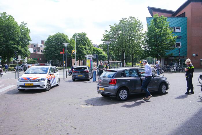 Twee personenwagens botsen op elkaar
