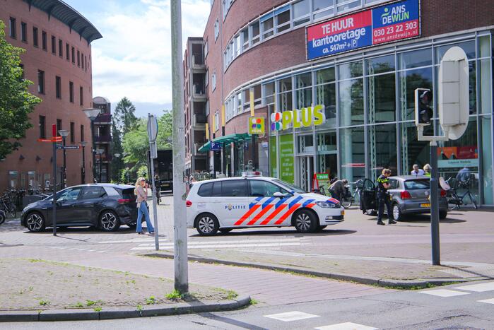 Twee personenwagens botsen op elkaar