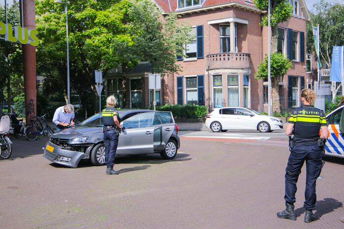 Twee personenwagens botsen op elkaar