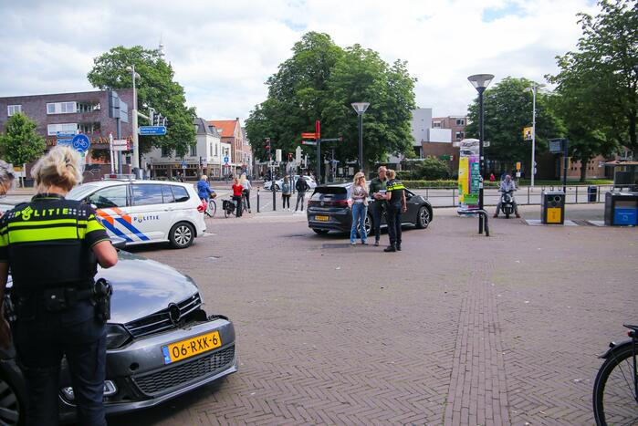 Twee personenwagens botsen op elkaar