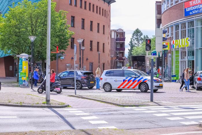 Twee personenwagens botsen op elkaar