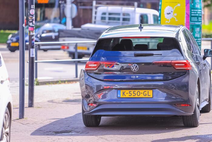 Twee personenwagens botsen op elkaar