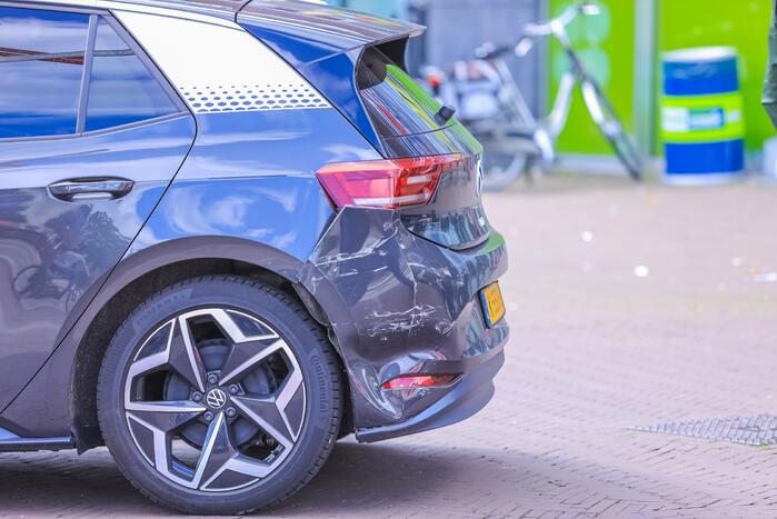 Twee personenwagens botsen op elkaar