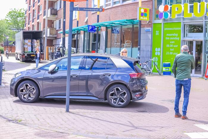 Twee personenwagens botsen op elkaar