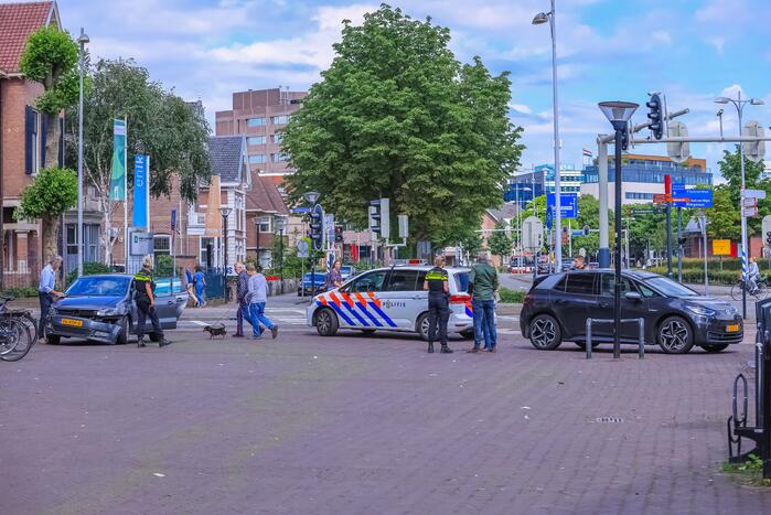 Twee personenwagens botsen op elkaar