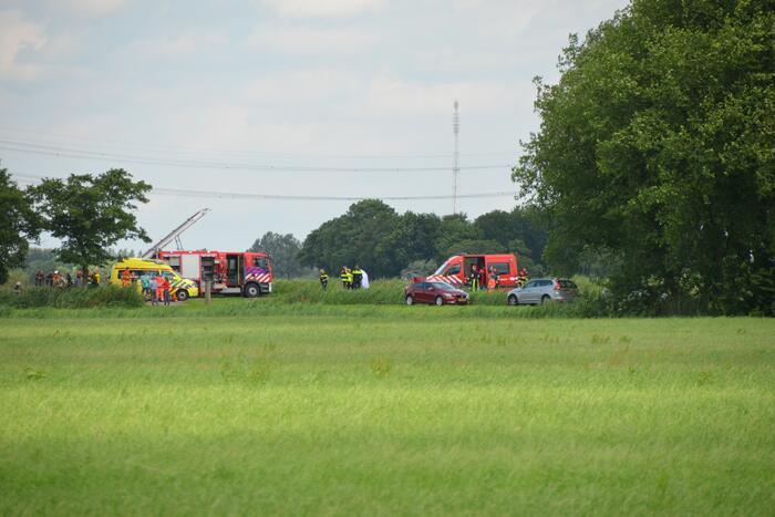 Hond en bestuurder uit te water geraakte auto gered