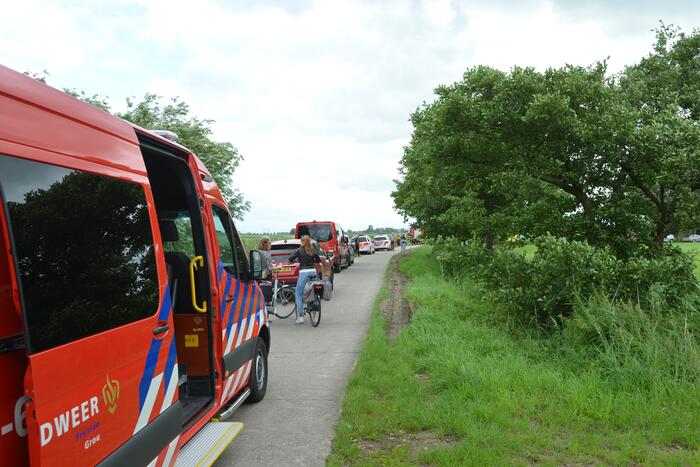 Hond en bestuurder uit te water geraakte auto gered