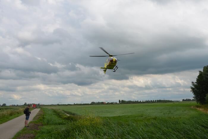 Hond en bestuurder uit te water geraakte auto gered