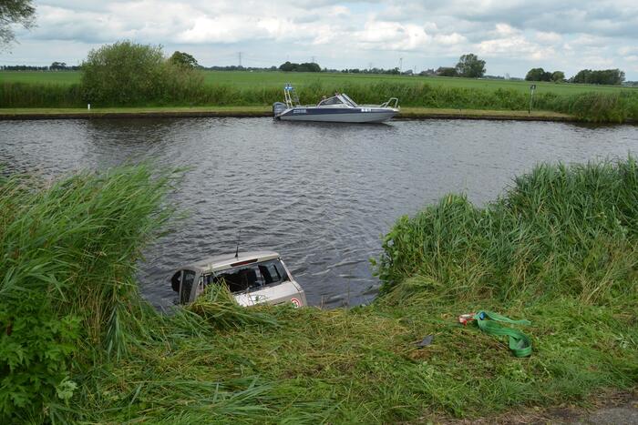 Hond en bestuurder uit te water geraakte auto gered