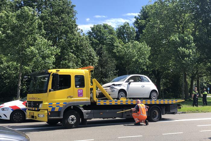 Taxibus en personenwagen botsen op kruising