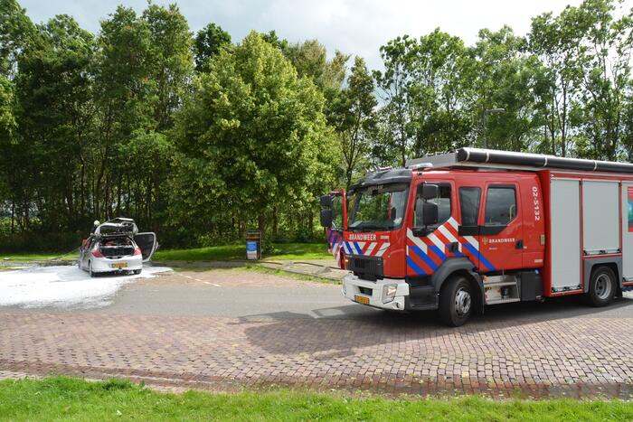Auto brandt volledig uit OK Tankstation De Mieden