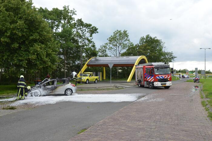 Auto brandt volledig uit OK Tankstation De Mieden