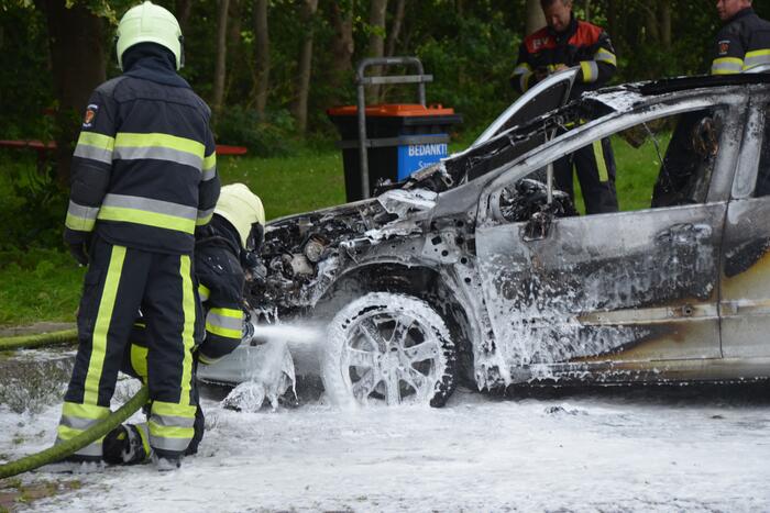 Auto brandt volledig uit OK Tankstation De Mieden