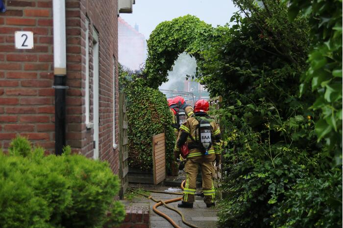 Schuur achter woning verwoest door brand