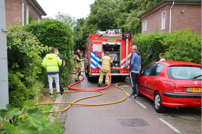Schuur achter woning verwoest door brand